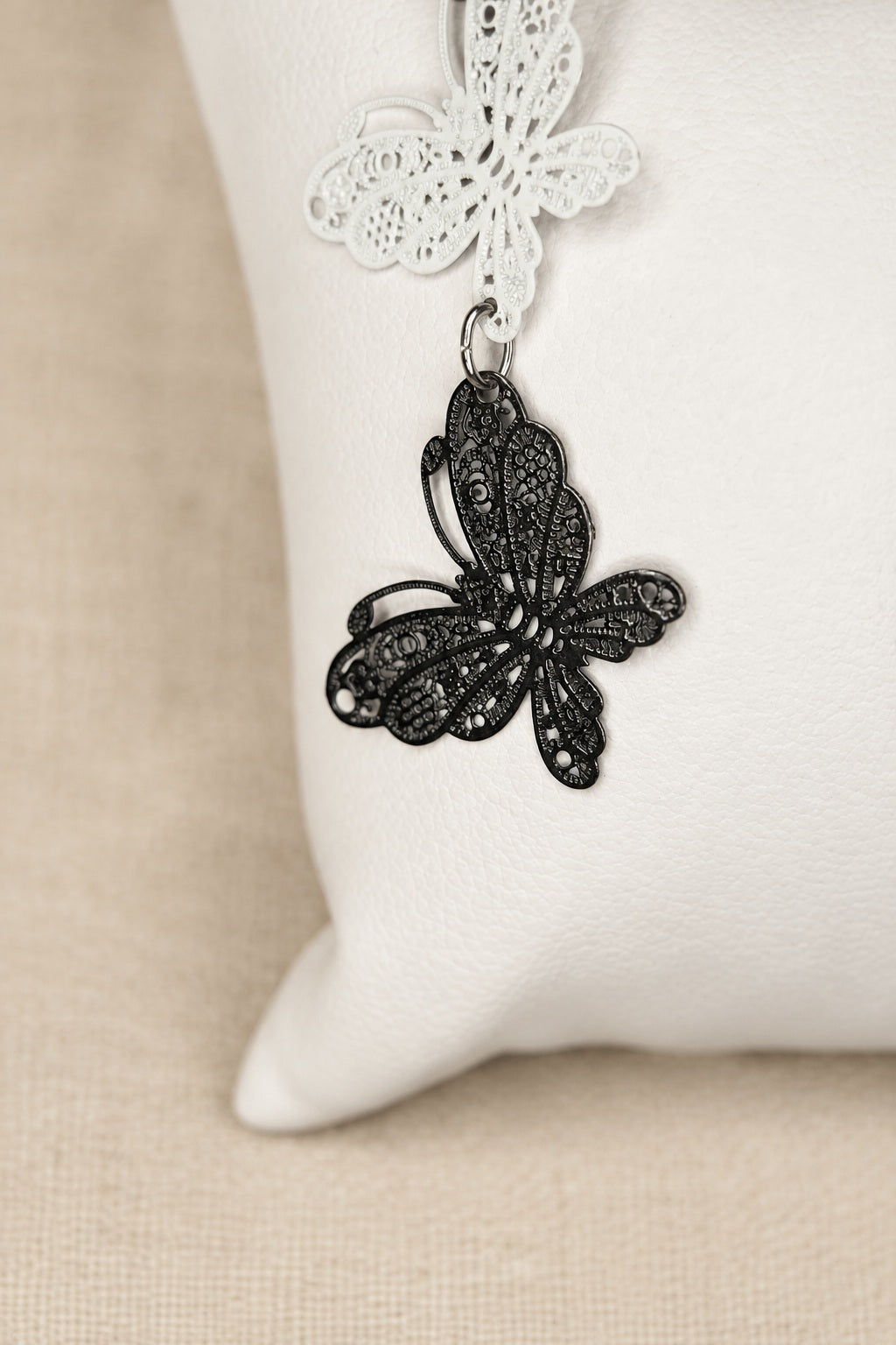 Boucles d’oreilles légères Papillons blanc et noir