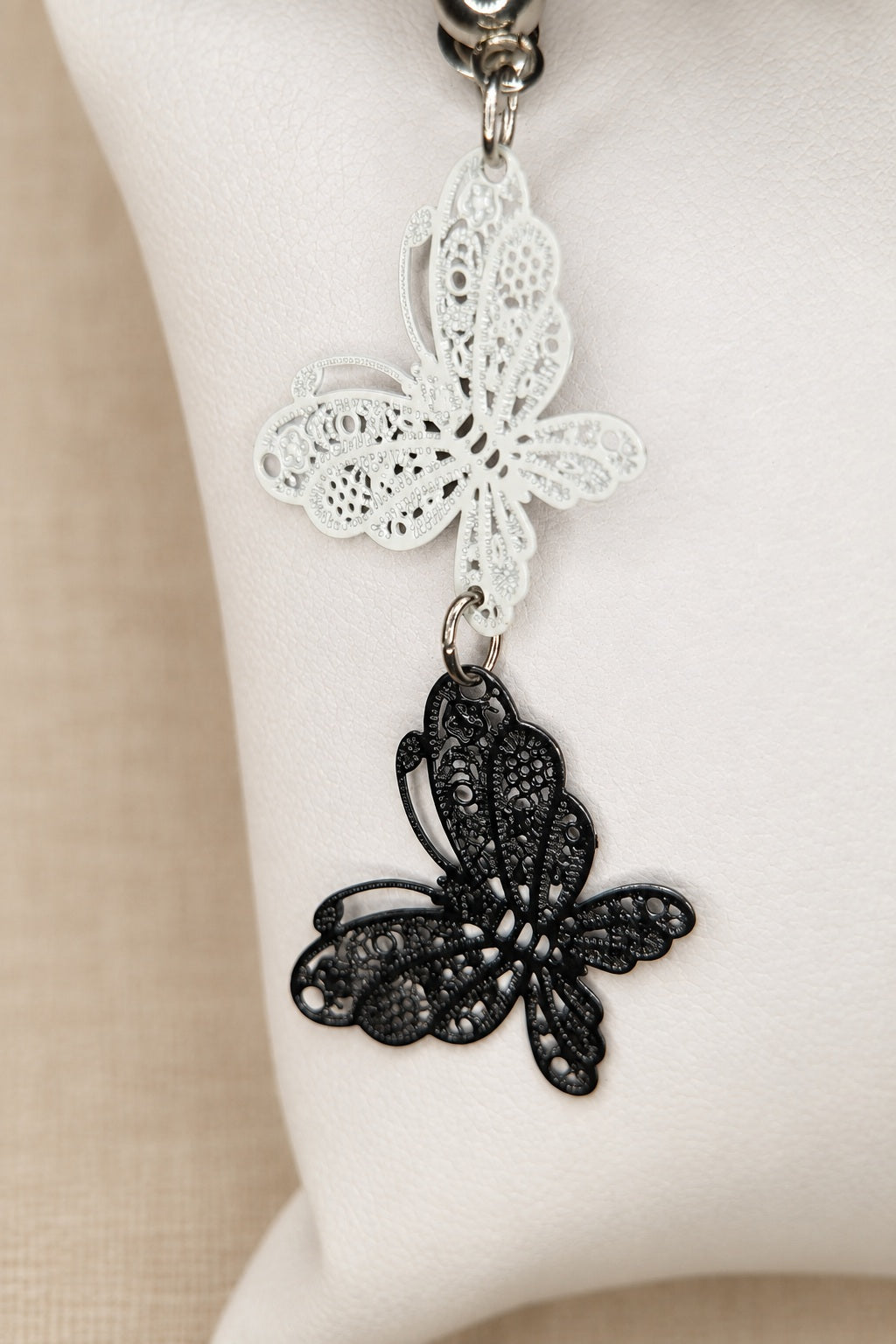 Boucles d’oreilles légères Papillons blanc et noir