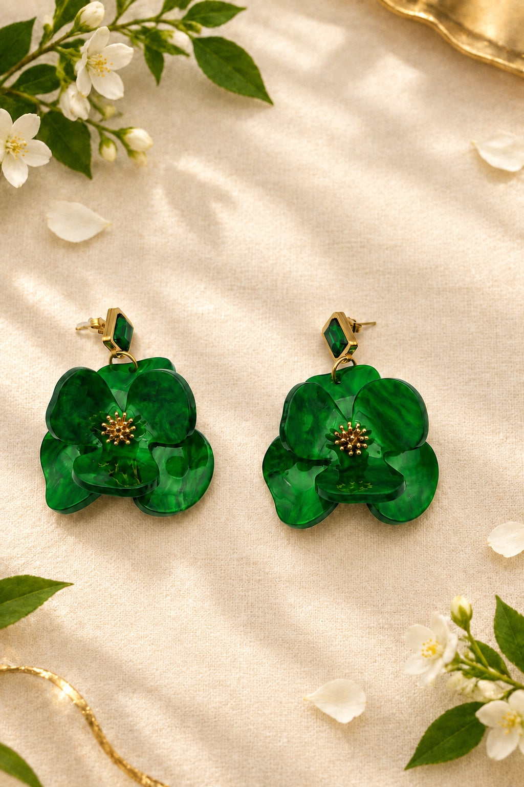 Boucles d'oreilles légères fleurs en relief vert marbré – Acier inoxydable doré
