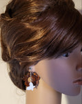 Boucles d'oreilles Pendantes Fleurs Ambre et Papillons Blancs