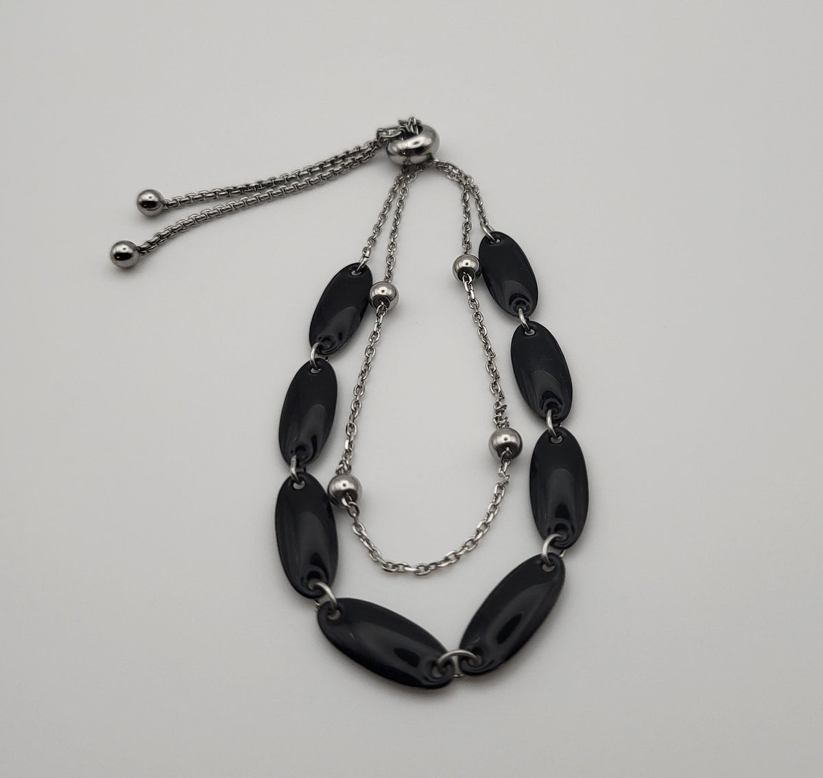 Bracelet Double Rang – Intercalaires Ovales Résine Noire et Chaîne Argentée