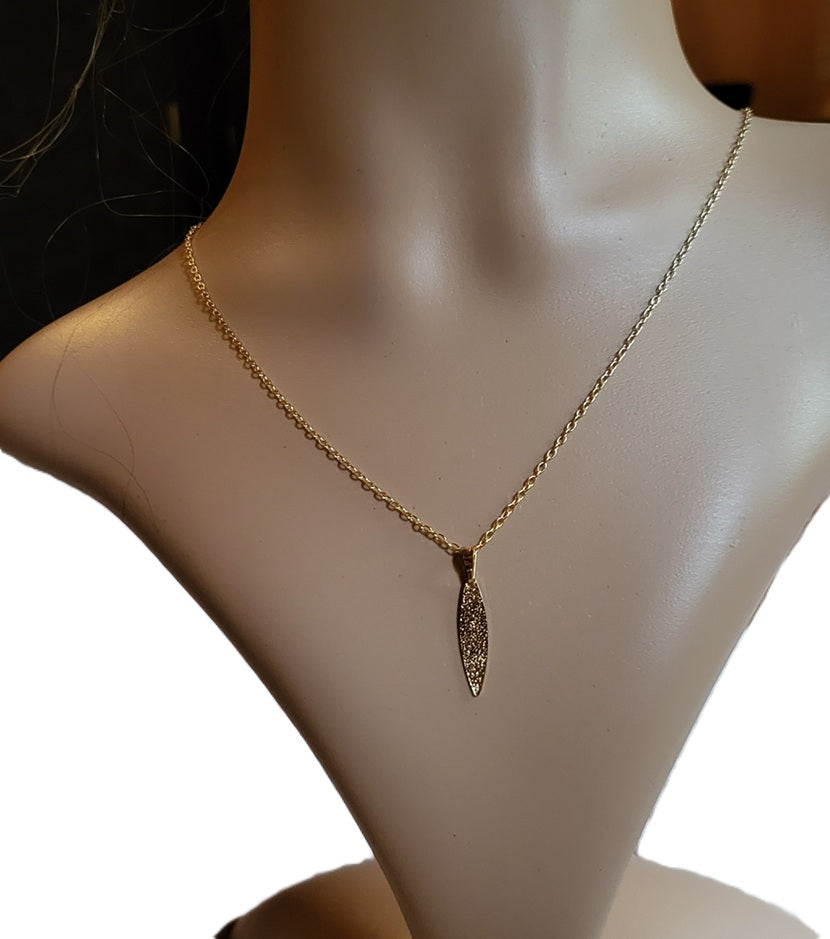 Collier Navette doré finition Or 18K Forever Gold présenté sur un buste de mannequin