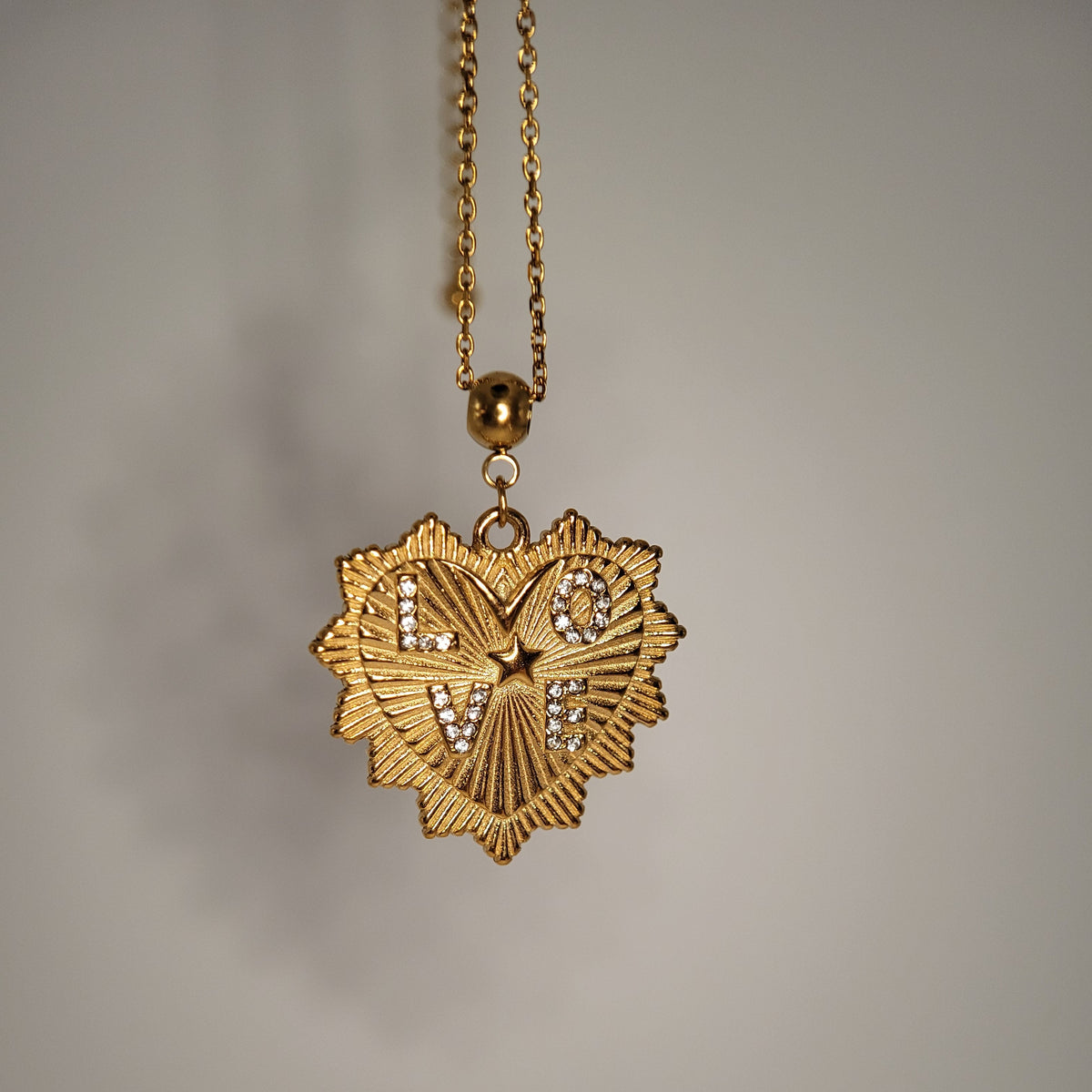 Collier Pendentif Cœur Love Strass – Acier Inoxydable Doré