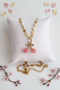 Collier Cerise en résine rose nuancée et acier inoxydable doré