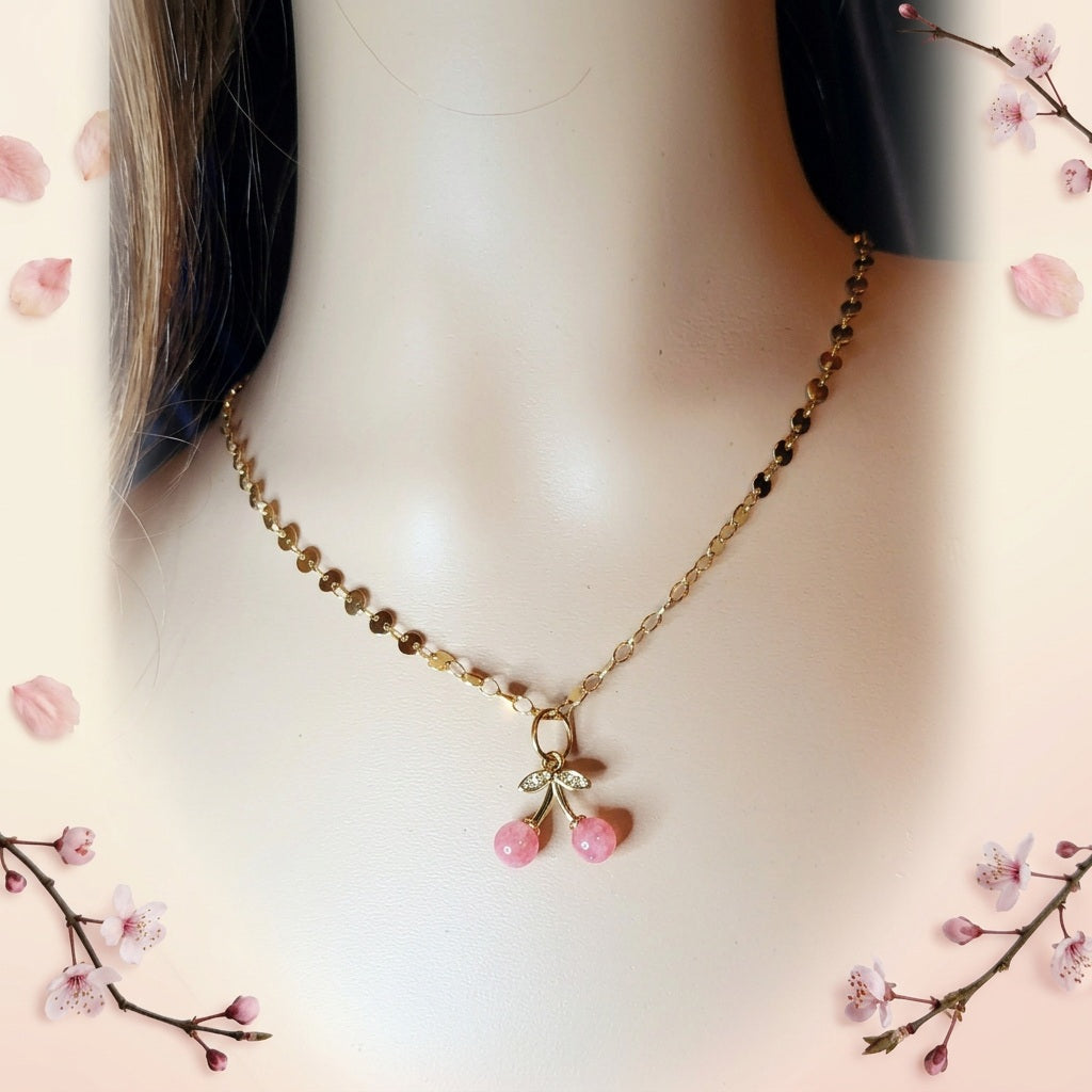 Collier Cerise en résine rose nuancée et acier inoxydable doré