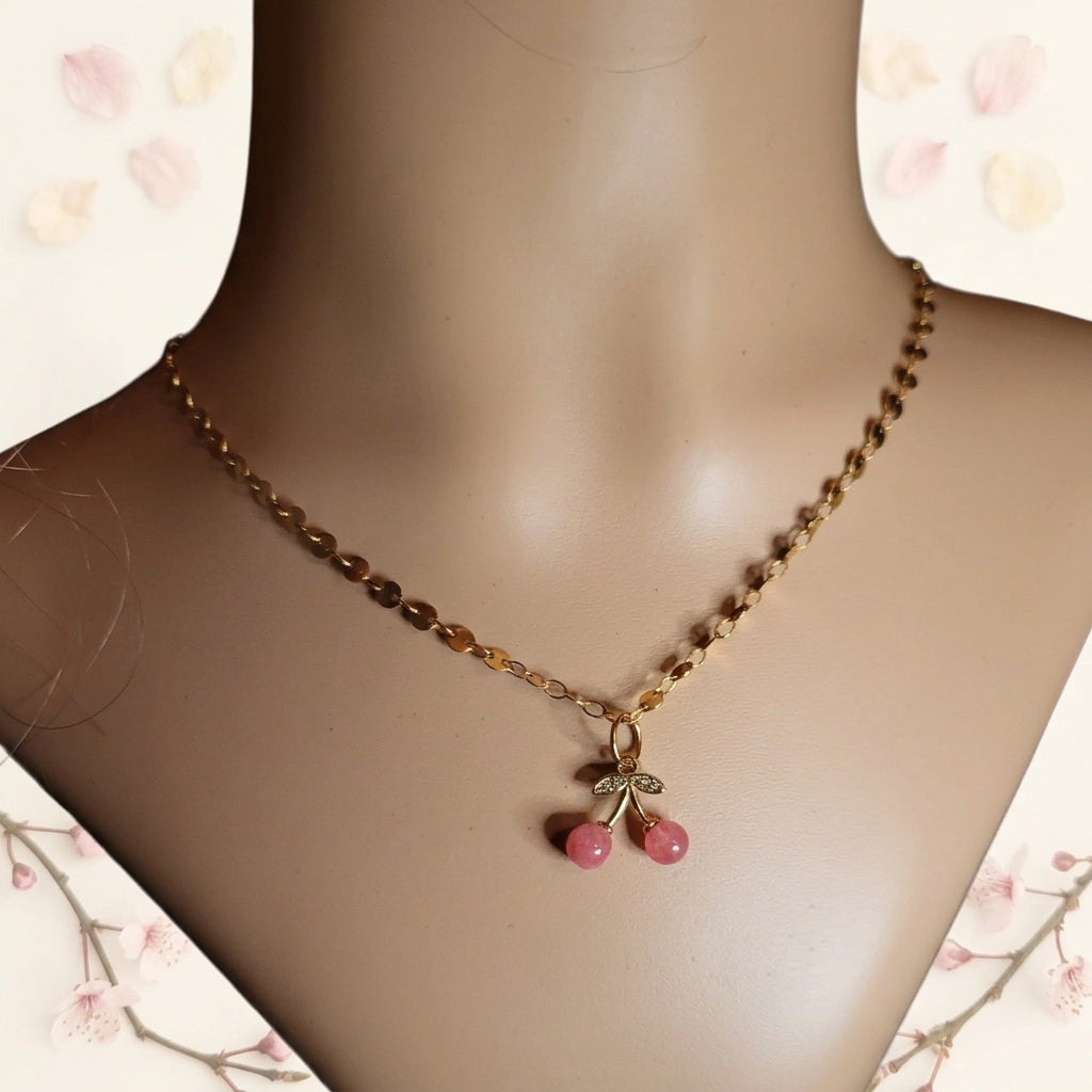 Collier Cerise en résine rose nuancée et acier inoxydable doré