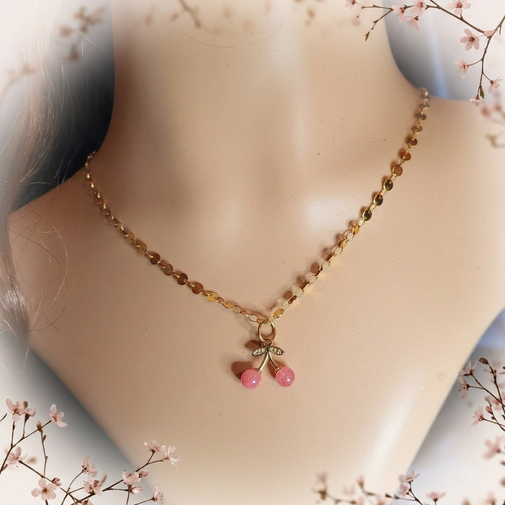 Collier Cerise en résine rose nuancée et acier inoxydable doré