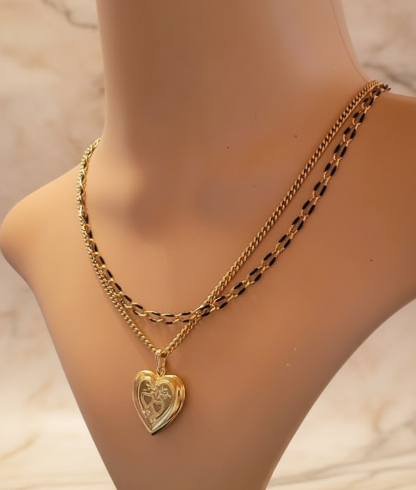 Collier double chaîne doré avec pendentif cœur porte-photo - fond élégant crème