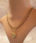 Collier double chaîne doré avec pendentif cœur porte-photo - fond élégant crème