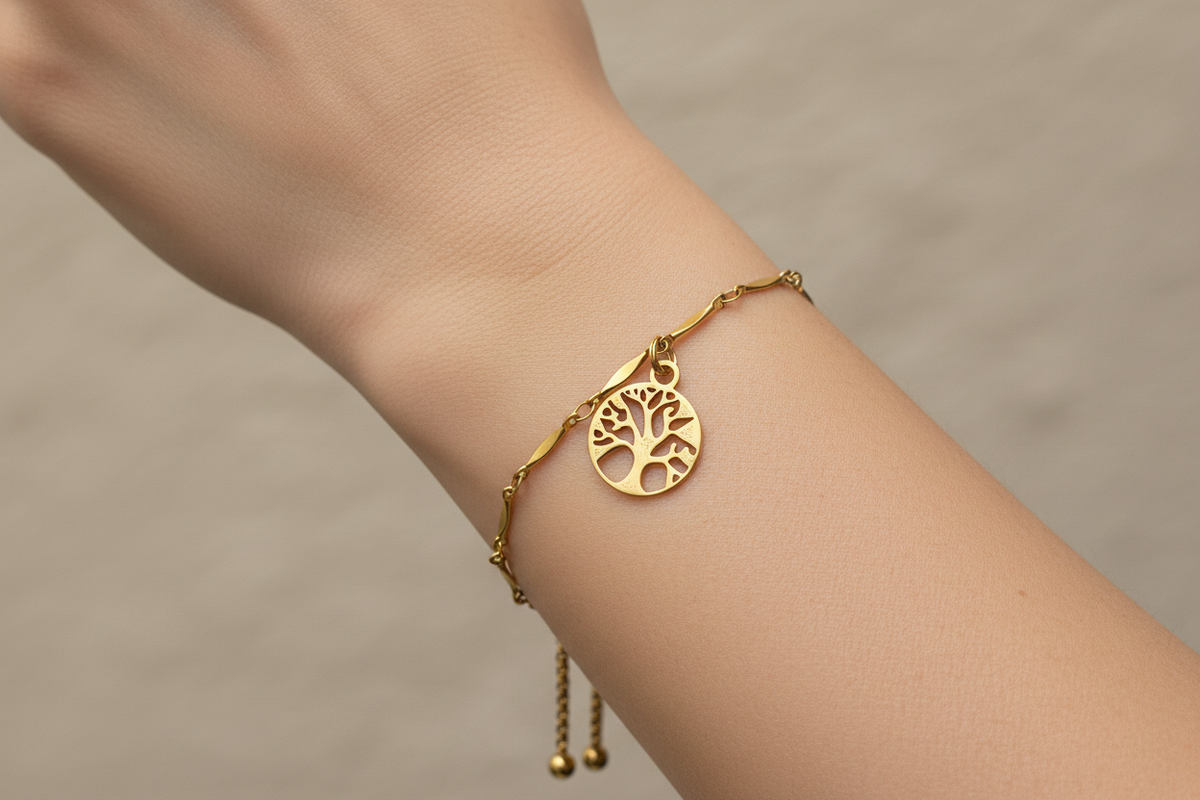 Bracelet Breloque Arbre de Vie doré porté sur un poignet