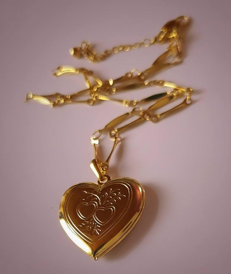 Collier pendentif cœur porte-photo à plat - fond mauve lilas
