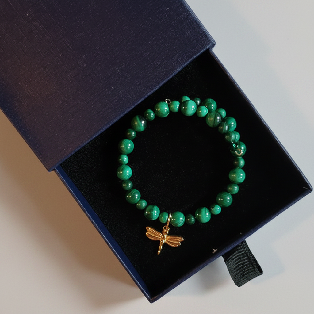 Bracelet perles Malachite et breloque Libellule dorée - boîte cadeau fond neutre