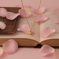 Collier pendentif ourson doré - mise en scène livre et pétales de roses