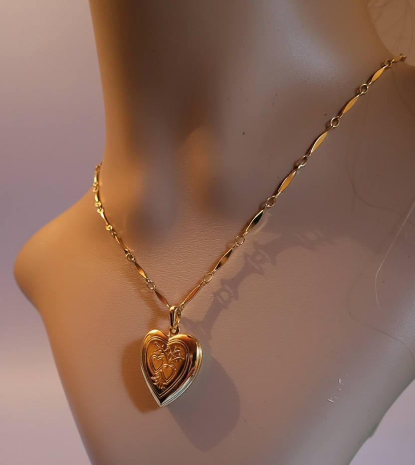Collier pendentif cœur porte-photo doré à l'or fin sur mannequin - fond mauve lilas