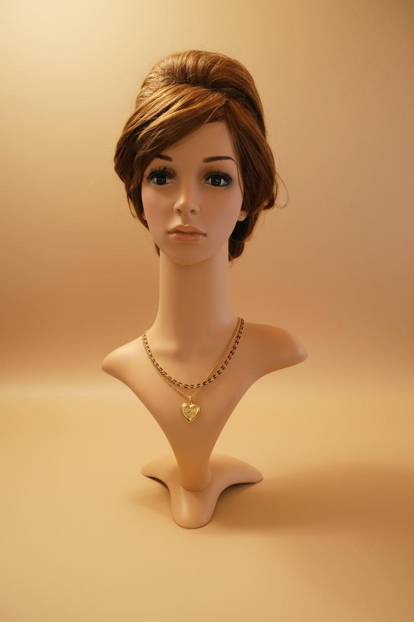 Collier double chaîne doré avec pendentif cœur porte-photo sur mannequin - fond doré chaud
