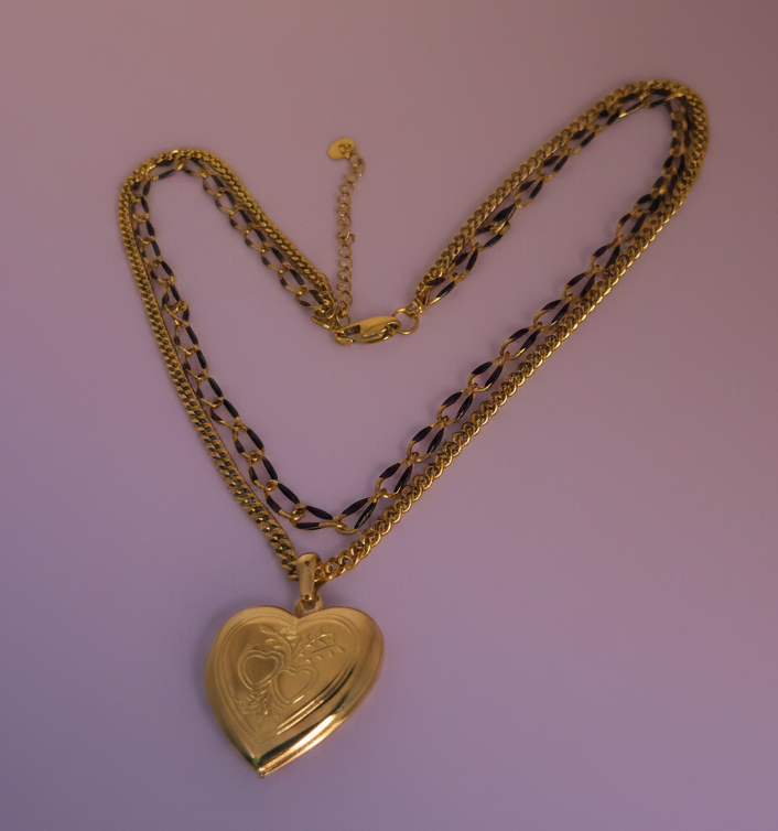 Collier double chaîne doré avec pendentif cœur porte-photo à plat - fond mauve lilas