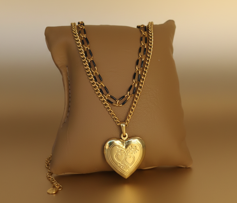 Collier double chaîne doré avec pendentif cœur porte-photo sur coussin - fond doré chaud