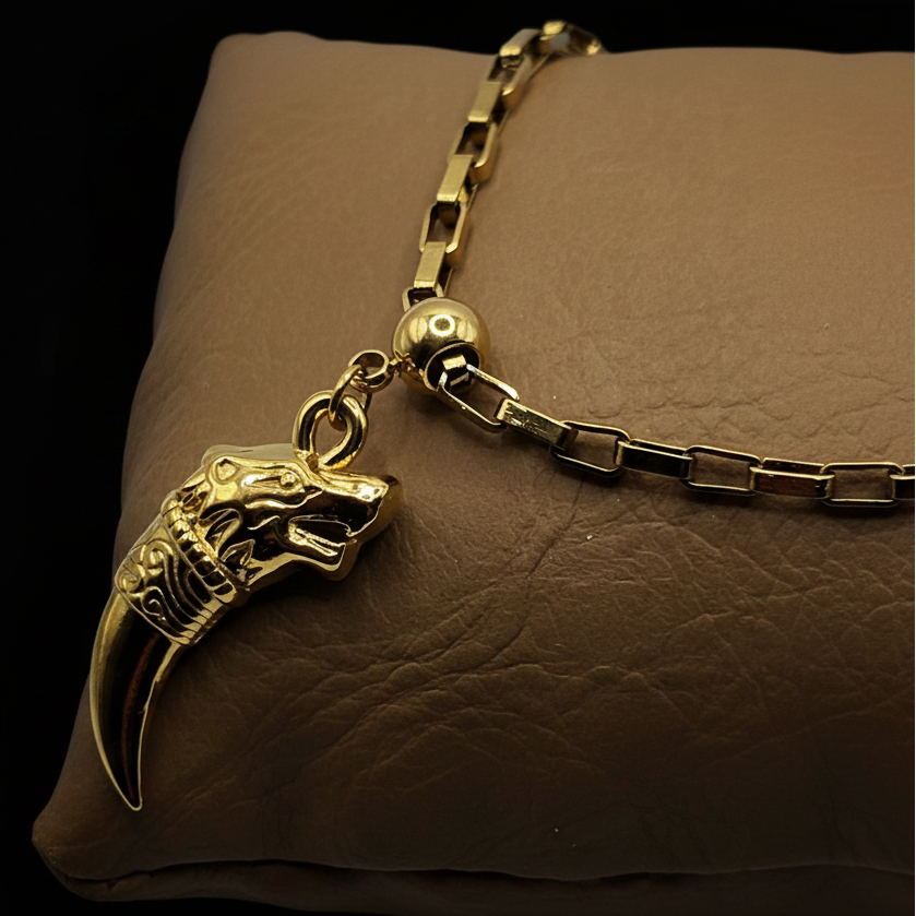 Collier homme détail fermoir doré - fond noir
