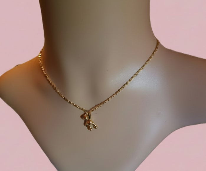 Collier pendentif ourson doré - buste mannequin fond rose