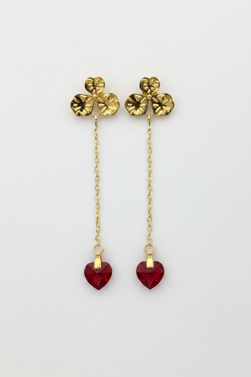 Boucles d'oreilles fleurs dorées avec pendentifs cœur en cristal rouge