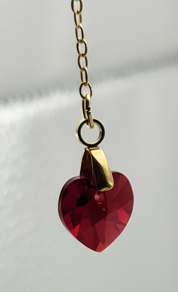 Pendentif cœur en cristal rouge avec chaîne dorée
