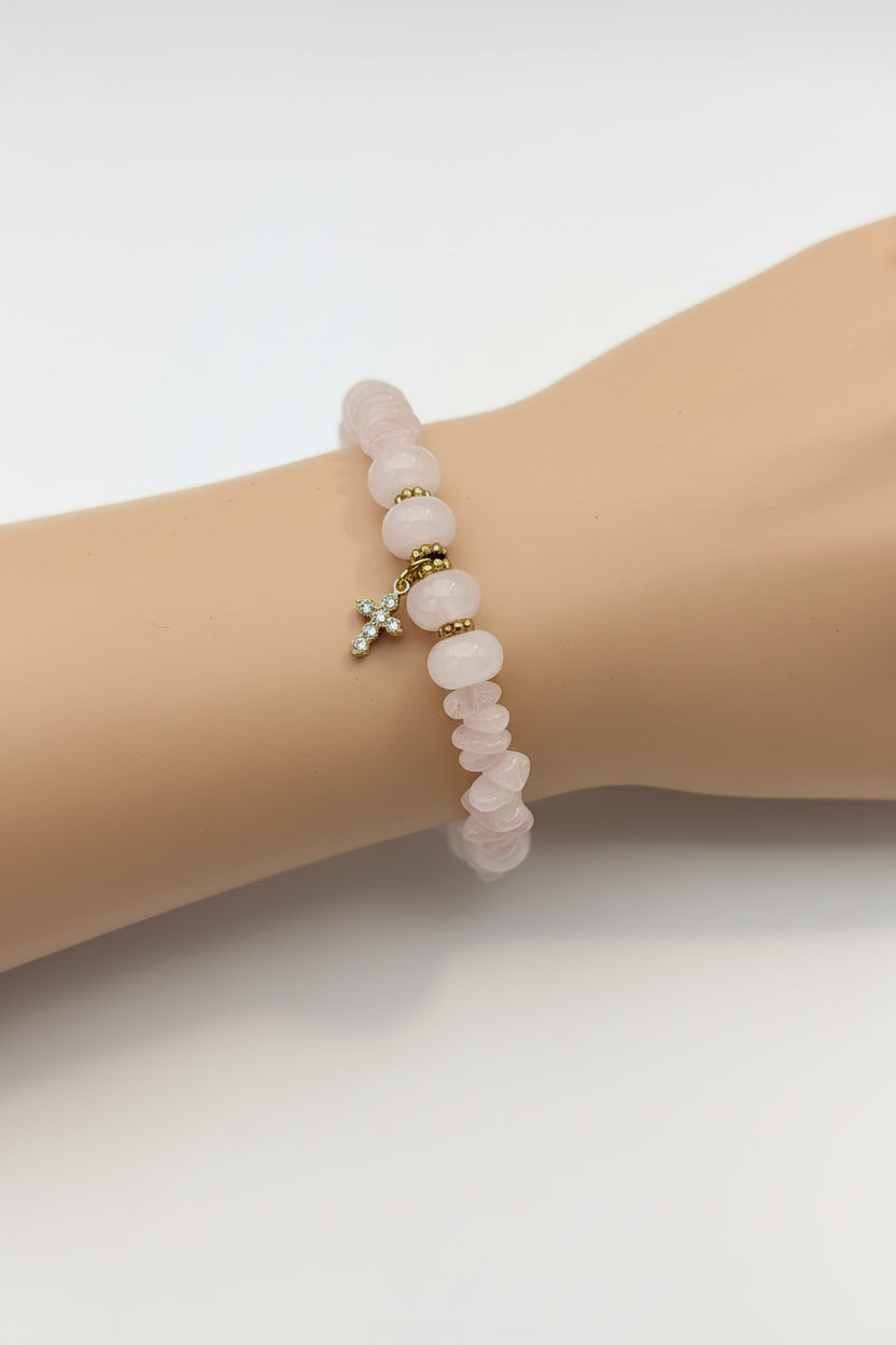 Bracelet B601 porté sur poignet - Quartz Rose et petite croix dorée