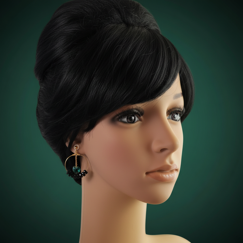 Mannequin portant les boucles d'oreilles cœur émeraude dorées