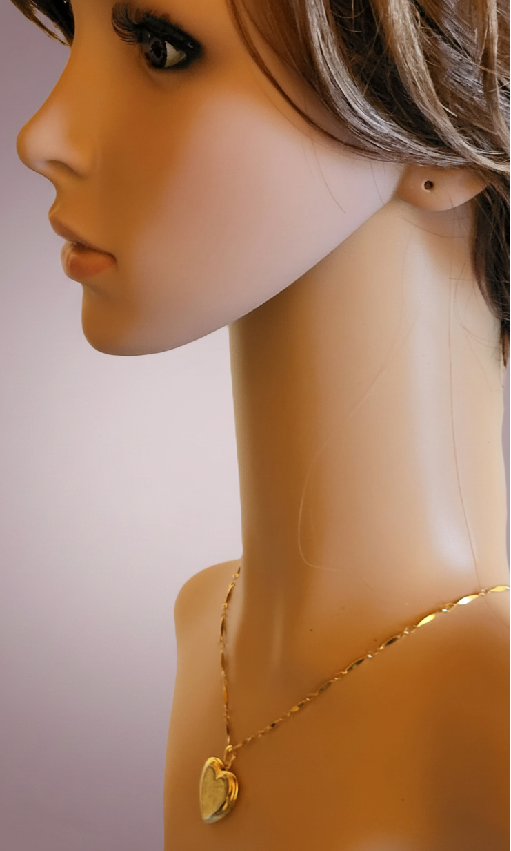 Collier pendentif cœur porte-photo mannequin profil - fond mauve lilas