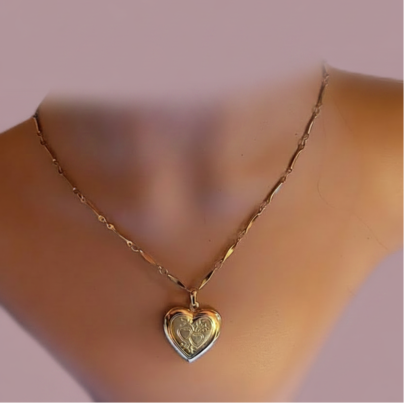 Collier pendentif cœur porte-photo mannequin - fond mauve uni