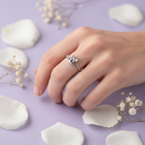 Bague cabochon Pierre de Lune B580 portée au doigt - fond lavande décoratif