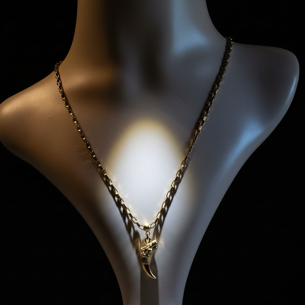 Collier homme pendentif tigre sur mannequin - fond noir éclairé