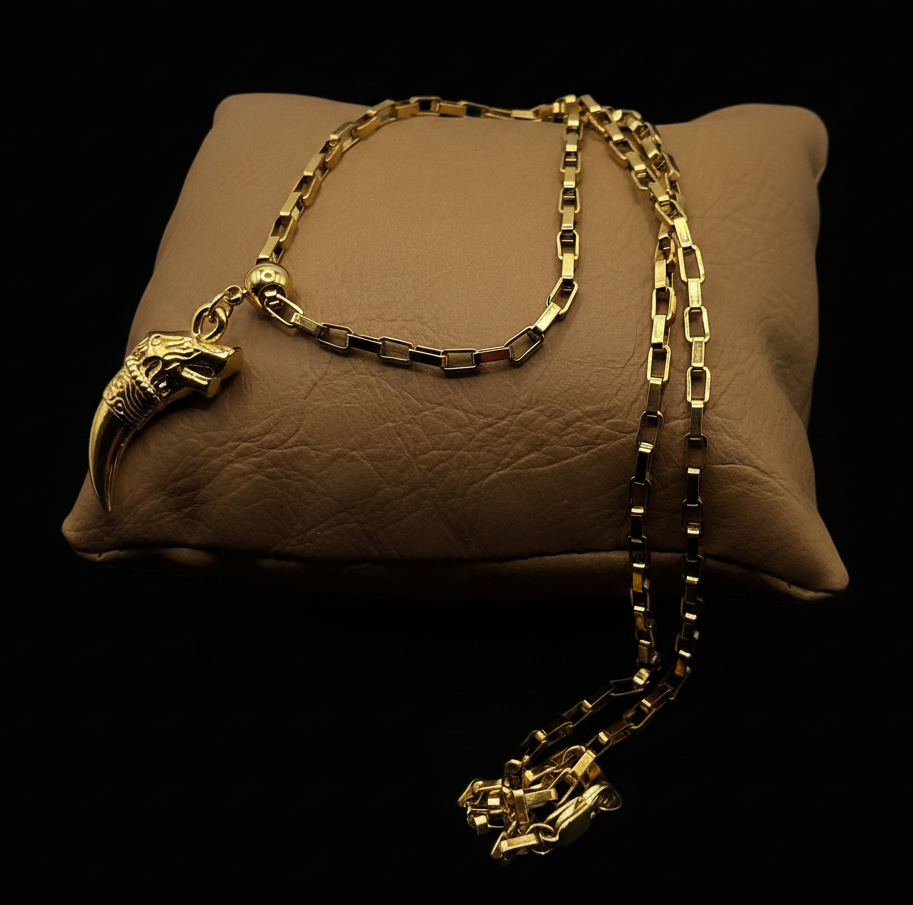 Collier homme pendentif dent tigre doré - fond noir
