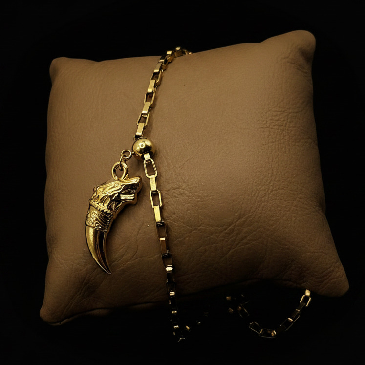 Pendentif dent tigre gros plan doré - fond noir