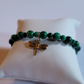 Bracelet perles Malachite et breloque Libellule dorée - coussin fond neutre