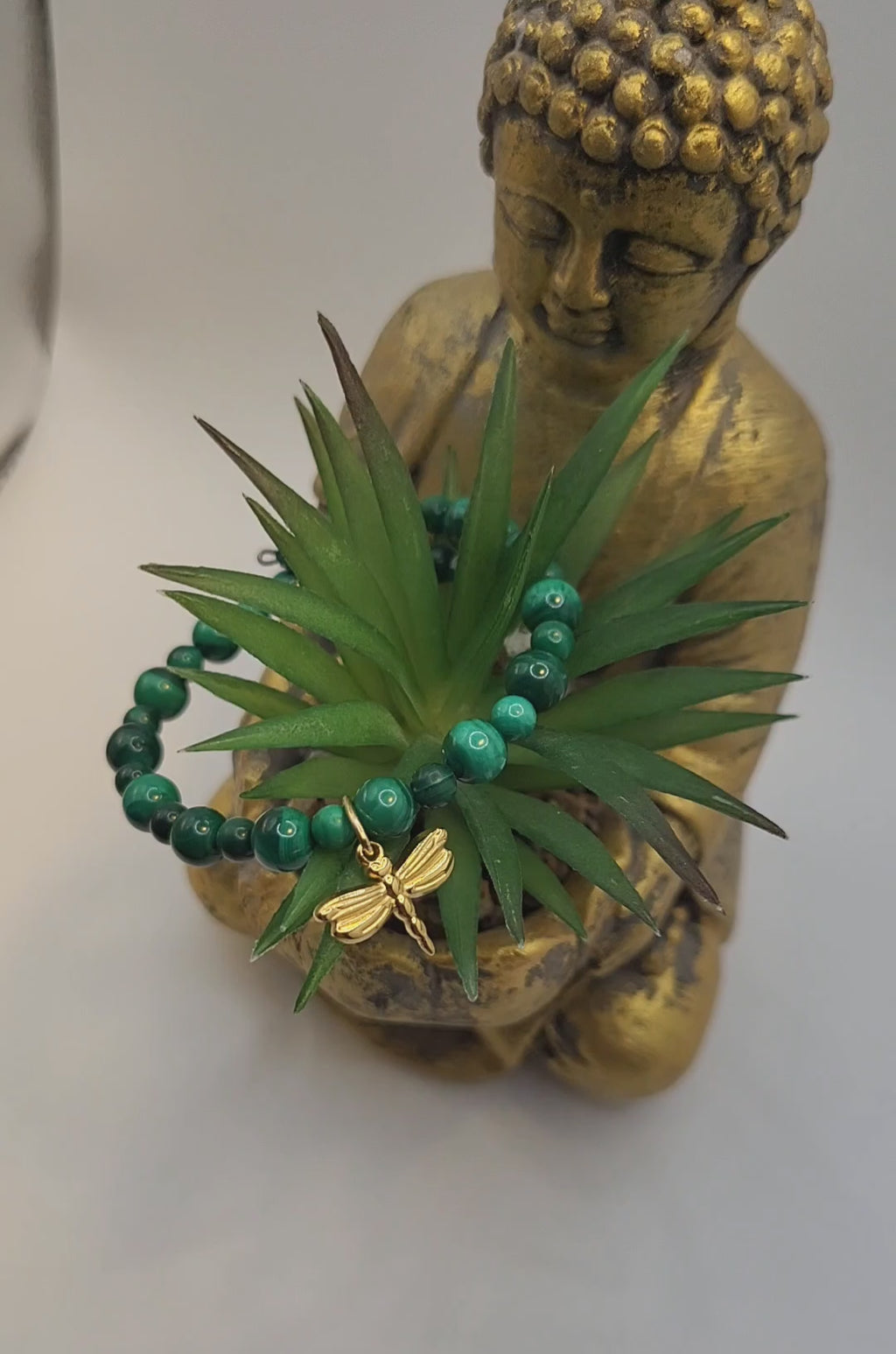 Bracelet Femme Pierre Gemme Malachite et Breloque Libellule Dorée